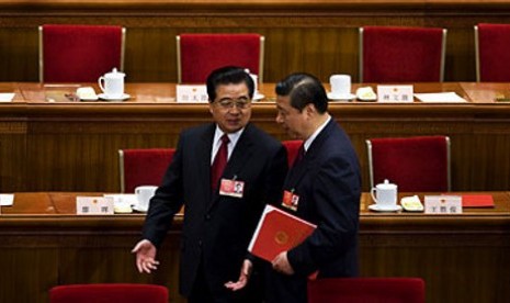 Presiden Hu Jintao (kiri) berbincang dengan Xi Jinping (kanan)