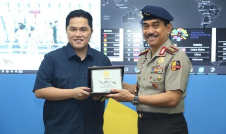 Presiden INASGOC, Erick Thohir (kiri) dan Kepala BNPT, Suhardi Alius, usai melakukan pertemuan di kantor INASGOC, Gedung Serba Guna, Senayan, Jakarta, Senin (2/4).