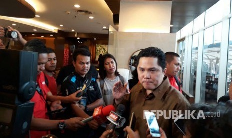 Presiden Inasgoc, Erick Thohir memberikan keterangan kepada wartawan mengenai cabang olahraga Asian Games 2018 yang masih menunggu surat resmi dari Dewan Olimpiade Asia (OCA), di Gedung Fx Sudirman, Kamis (20/4).