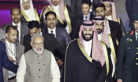 Presiden India Narendra Modi menyambut Pangeran Muhammad bin Salman di Bandara. 