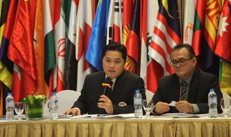  Presiden Indonesia Asian Games Organizing Committee Erick Thohir (kiri)