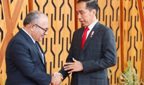 Presiden Indonesia Joko Widodo (kanan) berjabat tangan dengan Perdana Menteri Papua Nugini Peter O'Neill saat hadir pada KTT APEC di Port Moresby, Papua Nugini, Sabtu (17/11). 