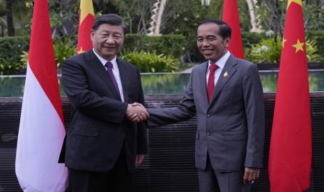 Presiden Indonesia Joko Widodo (kanan) berjabat tangan dengan Presiden China Xi Jinping dalam pertemuan bilateral mereka di sela-sela KTT G20 di Nusa Dua, Bali, Indonesia, Rabu, 16 November 2022. 