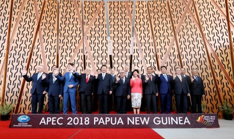 Presiden Indonesia Joko Widodo (keempat kanan) berfoto bersama pemimpin negara lainnya dalam KTT APEC di Port Moresby, Papua Nugini, Sabtu (17/11).