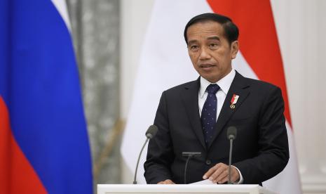 Presiden Indonesia Joko Widodo menghadiri konferensi pers bersama dengan Presiden Rusia Vladimir Ptelah pertemuan mereka di Kremlin di Moskow, Rusia, Kamis, 30 Juni 2022. 