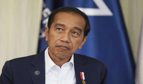 Presiden Indonesia Joko Widodo menunggu Kanselir Jerman Olaf Scholz selama pertemuan di sela-sela KTT G7 di Castle Elmau di Kruen, dekat Garmisch-Partenkirchen, Jerman, pada Senin, 27 Juni 2022.