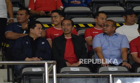 Presiden Indonesia ke-7 Joko Widodo bersama Ketua PSSI Erick Thohir menyaksikan pertandingan grup B Piala AFF 2024 antara Indonesia melawan Laos di Stadion Manahan, Solo, Kamis (12/12/2024). Indonesia ditahan imbang Laos dengan skor 3-3.