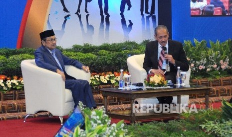  Presiden Indonesia ke tiga BJ Habibie (kiri) menjadi pembicara dalam Presidential Lecture di Gedung BI, Jakarta, Senin (13/2).