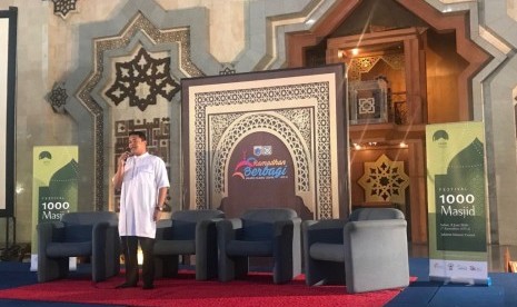 Presiden  Indonesian Islamic Youth Economic Forum (ISYEF), M Atras Mafazi memberikan kata sambutan pembukaan Festival 1000 Masjid. 