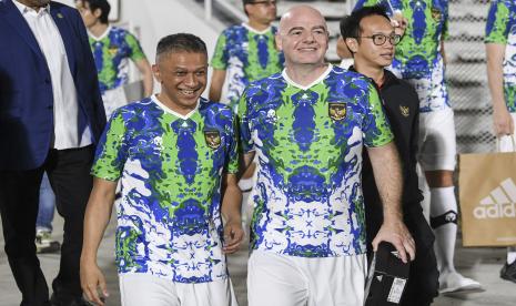 Presiden Induk Asosiasi Sepak Bola Dunia (FIFA) Gianni Infantino (kanan) berjalan dengan Wakil Ketua Umum PSSI Iwan Budianto (kiri) saat akan bermain sepak bola dengan staf PSSI di Stadion Madya, Kompleks Gelora Bung Karno, Senayan, Jakarta, Selasa (18/10/2022). 