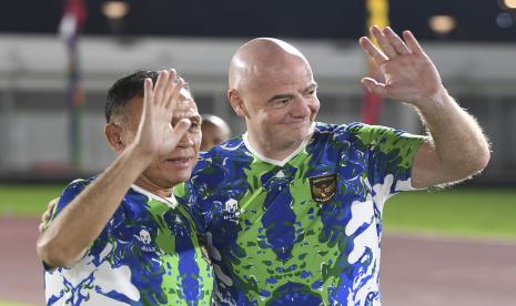 Presiden Induk Asosiasi Sepak Bola Dunia (FIFA) Gianni Infantino (kanan) berfoto dengan Ketua Umum PSSI Mochamad Iriawan (kiri) saat akan bermain sepak bola dengan staf PSSI di Stadion Madya, Kompleks Gelora Bung Karno, Senayan, Jakarta, Selasa (18/10/2022). 