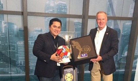 Presiden Inter Milan, Erick Thohir, bertemu Presiden Bayern Muenchen, Karl Heinz Rummenigge, jelang pertemuan kedua tim di laga International Championship Cup (ICC) 2017 di Stadion Nasional, Singapura, Kamis (27/7).