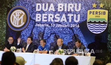  Presiden Inter Milan Erick Thohir (dua kiri) didampingi Pelatih Persib Bandung Djadjang Nurdjaman (tengah), saat memberikan keterangan seputar program pembinaan pelatih dan pemain di Italia, Jakarta, Rabu (13/1).(Republika/ Yasin Habibi)