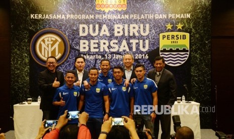 Presiden Inter Milan Erick Thohir (dua kiri), Pelatih Persib Bandung Djadjang Nurdjaman (tengah), Dirut PT PBB, Glenn Sagita (kedua kanan), Komisaris PT PBB Kuswara S Taryono (kanan), dan CEO PT Indosat Tbk. Alexander Rusli berfoto dengan para pemain Persi