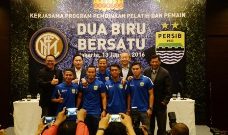 Presiden Inter Milan Erick Thohir (dua kiri), Pelatih Persib Bandung Djadjang Nurdjaman (tengah), Dirut PT PBB, Glenn Sagita (kedua kanan), Komisaris PT PBB Kuswara S Taryono (kanan), dan CEO PT Indosat Tbk. Alexander Rusli berfoto dengan para pemain Persi