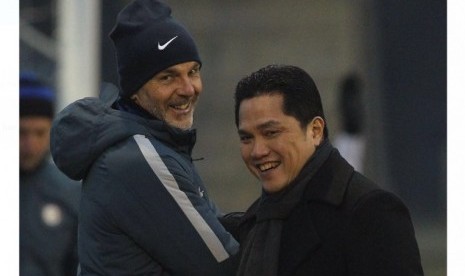 Presiden Inter Milan Erick Thohir (kanan) bersama pelatih Stefano Pioli.