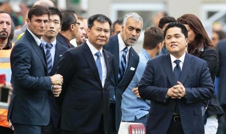 Presiden Inter Milan Erick Thohir (kanan), CEO Inter Michael Bolingbroke (kedua kanan), Chairman Suning Grup Zhang Jindong (kedua kiri), dan Wakil Presiden Inter Javier Zanetti. 