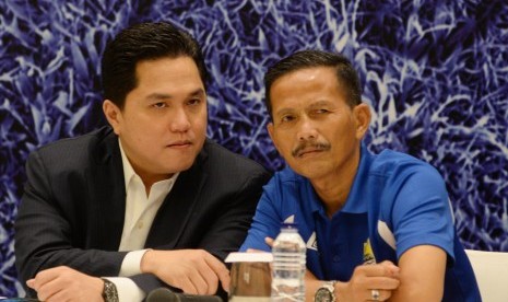 Presiden Inter Milan Erick Thohir (kiri) berbincang dengan Pelatih Persib Bandung Djadjang Nurdjaman saat memberikan keterangan seputar program pembinaan pelatih dan pemain di Italia, Jakarta, Rabu (13/1).