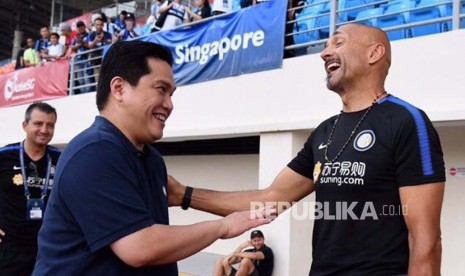 Erick Thohir menyalami Luciano Spalletti di Stadion Nasional, Singapura, Rabu (26/7). (ilustrasi)