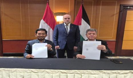 Presiden International Networking for Humanitarian (INH) Lukmanul Hakim dan Duta Besar Palestina Zuhair Al-Shun menandatangani MoU kerja sama di depan Penasehat Presiden Palestina Mahmoud Al-Habbash. 