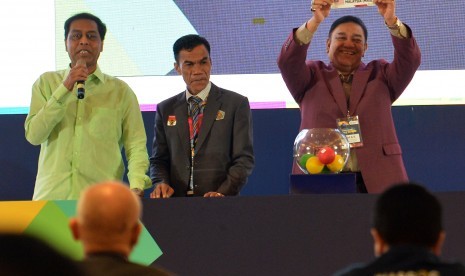 Presiden International Sepaktakraw Federation (ISTAF) Dato Abdul Halim bin Kader (kiri) bersama Ketua Umum Persatuan Sepak Takraw Indonesia Asnawi (tengah) dan Ketua Umum Sepak Takraw Malaysia Dato Sri Abang Khalid melakukan pengundian cabang olah raga sepak takraw beregu sutra Asian Games 2018 di Jakarta, Kamis (5/7).