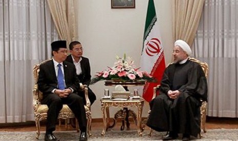 Presiden Iran, Hassan Rohani (kanan) berbincang dengan Ketua DPR, Marzuki Alie (kiri), di Teheran, Rabu (20/11).