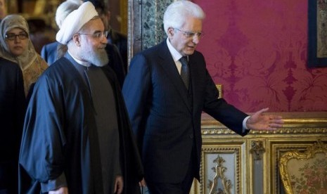 Presiden Iran Hassan Rouhani (kiri) berjalan bersama Presiden Italia Sergio Mattarella di Istana Presiden  Quirinale di Roma, Italia, Senin, 25 Januari 2016.