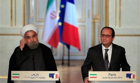 Presiden Iran Hassan Rouhani (kiri) bersama Presiden Prancis Francois Hollande dalam konferensi pers di Istana Elysee di Paris, Kamis, 28 Januari 2016.