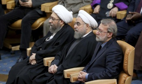 Presiden Iran Hassan Rouhani (tengah), Ketua Parlemen Ali Larijani (kanan) dan Kepaa Pengadilan Ayatollah Sadeq Larijani saat menghadiri Konferensi Internasional Mendukung Intifadah Palestina di Teheran, Iran, Selasa, 21 Februari 2017.