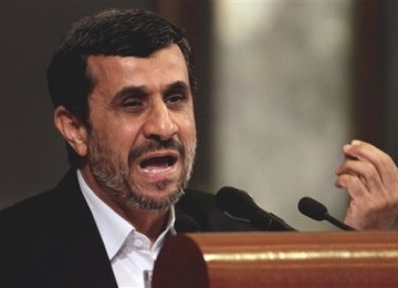 Presiden Iran, Mahmoud Ahmadinejad, berpidato di Universitas Havana, Cuba, Rabu (11/1). 