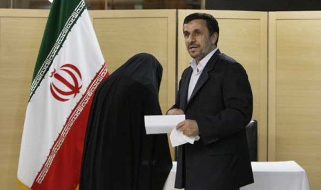   Presiden Iran Mahmoud Ahmadinejad bersama isteri usai memberikan suara dalam pemilihan anggota parlemen di Tehran, Jumat (4/5).