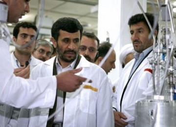 Presiden Iran, Mahmoud Ahmadinejad bersama tengah mengunjungi fasilitas nuklir bersama ilmuwan