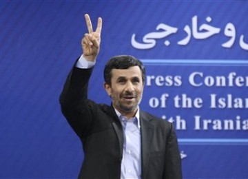  Presiden Iran Mahmoud Ahmadinejad mengacungkan jari tanda kemenangan, sebelum konferensi pers tentang program nuklir di Teheran, Iran, beberapa waktu lalu.