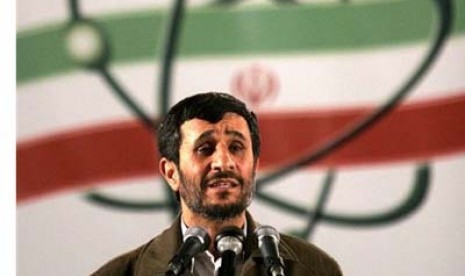 Presiden Iran Mahmoud Ahmadinejad saat berpidato di fasilitas pengayaan nuklir di kota Natanz.  (Foto file)