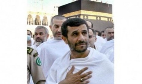 Mahmoud Ahmadinejad saat menunaikan ibadah haji. Ilustrasi