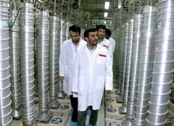 Presiden Iran Mahmoud Ahmadinejad tengah menginspeksi lokasi sentrifugal pengayaan uranium.