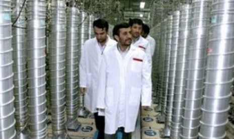 Presiden Iran Mahmoud Ahmadinejad tengah menginspeksi lokasi sentrifugal pengayaan uranium.