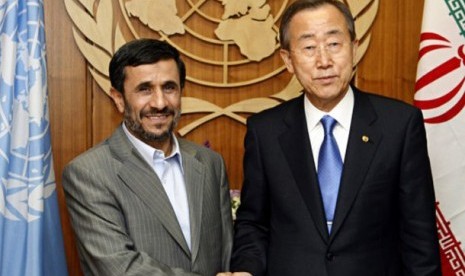 Presiden Iran Mahmud Ahmadinejad (kiri) dan Sekretaris Jenderal PBB Ban Ki-moon.