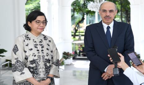 Presiden Islamic Development Bank (IsDB) Mohammed Al Jasser (kanan) dan Menteri Keuangan Sri Mulyani (kiri) memberikan keterangan pers usai diterima Presiden Joko Widodo di Istana Merdeka, Jakarta.