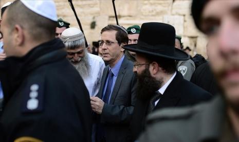 Presiden Israel Isaac Herzog memaksa masuk ke Masjid Ibrahimi di Hebron, Tepi Barat, Senin (29/11/2023). Ia melakukan kunjungan untuk merayakan salah satu festival umat Yahudi, Hanukkah. 