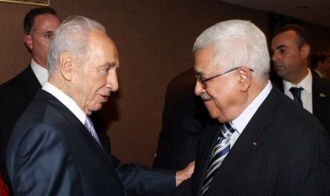 Presiden Israel terdahulu Shimon Peres (kiri) dan Presiden Palestina Mahmoud Abbas