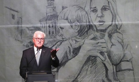 Presiden Jerman Frank-Walter Steinmeier berbicara saat peringatan 80 tahun dimulainya Perang Dunia II di Wielun, Polandia, Ahad (1/9).