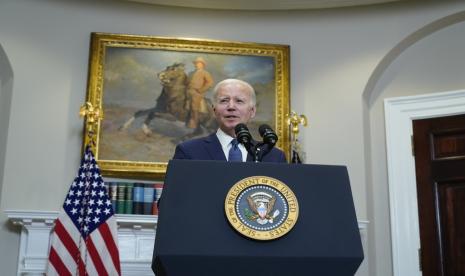 Presiden Joe Biden berbicara di Ruang Roosevelt Gedung Putih, Minggu, 28 Mei 2023, di Washington. Biden dan Ketua DPR Kevin McCarthy mencapai kesepakatan akhir pada hari Minggu tentang kesepakatan untuk menaikkan plafon utang negara sambil mencoba memastikan cukup suara dari Partai Republik dan Demokrat untuk meloloskan langkah tersebut dalam minggu mendatang.