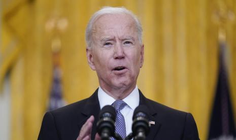 Presiden Joe Biden berbicara tentang distribusi vaksin Covid-19 di Ruang Timur Gedung Putih, Senin, 17 Mei 2021, di Washington. 