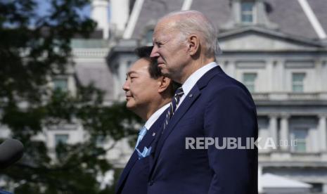 Presiden Joe Biden dan Presiden Korea Selatan Yoon Suk Yeol berdiri bersama saat Upacara Kedatangan Kenegaraan di South Lawn Gedung Putih, Rabu (26/4/2023), di Washington.