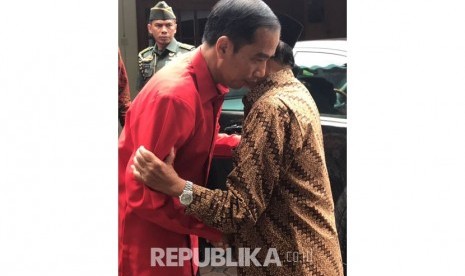 Presiden Joko Widodo antarkan BJ Habibie ke rumah Kedinasa. 