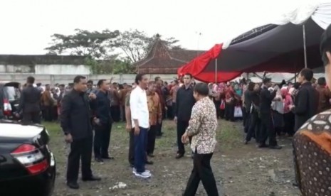 Presiden Joko Widodo (baju putih) saat berkunjung ke Tasikmalaya, Jawa Barat