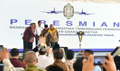 Presiden Joko Widodo di Bandara Aji Pangeran Tumenggung (APT) Pranoto Samarinda dan Bandara Maratua Berau hari ini, Kamis (25/10).