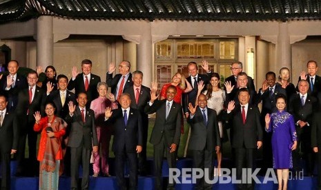 Presiden Joko Widodo berada di barisan terdepan saat sesi foto sebelum seremoni pembukaan KTT G20 yang diselenggarakan di Hangzhou Internasional Expo Center (HIEC), Cina, Ahad (4/9).