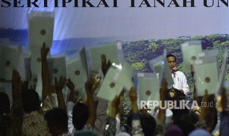 Presiden Joko Widodo berbicara di depan ribuan warga yang telah mendapatkan sertifikat tanah di Sukabumi, Jawa Barat, Sabtu (7/4). 